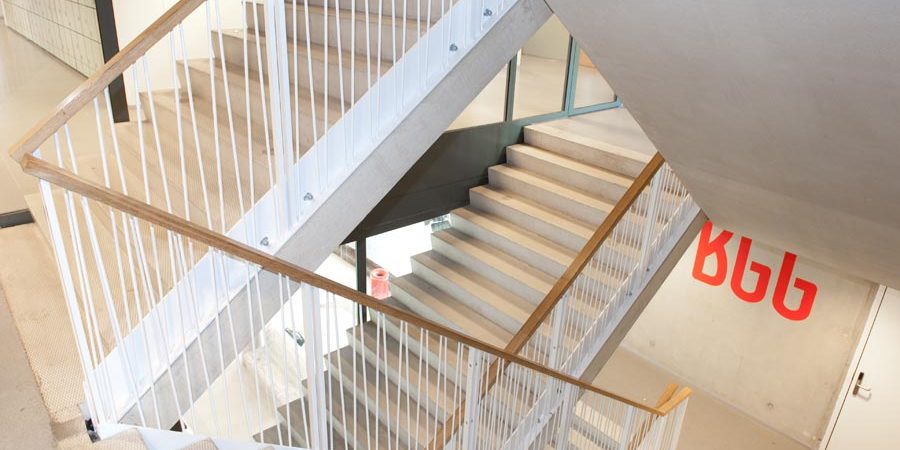 Leuningwerk St. Nicolaas Lyceum door Ovec Multiservice