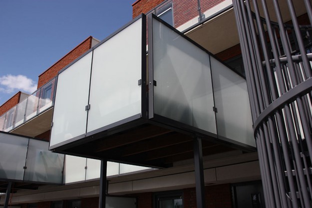 Stalen balkon met glas door Ovec Multiservice