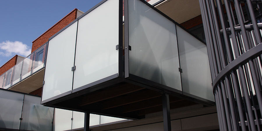 Stalen balkon met glas door Ovec Multiservice